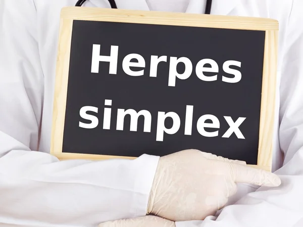 Läkare visar information: herpes simplex — Stockfoto