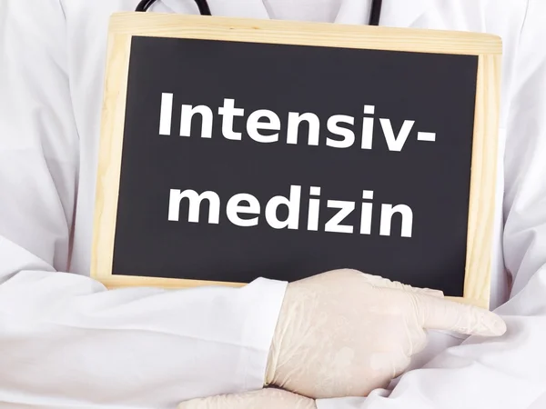 Doctor shows information: intensive-care medicine — Stock Photo, Image