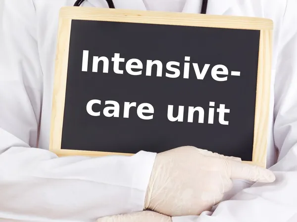 Doctor shows information: intensive-care unit — Stock Photo, Image