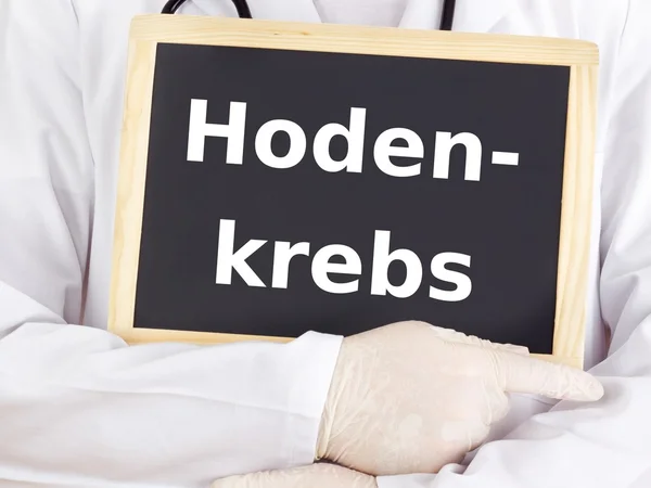 Arzt zeigt Informationen: Hodenkrebs — Stockfoto