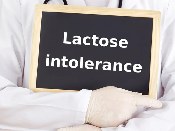 Dokter menunjukkan informasi: intoleransi laktosa — Stok Foto