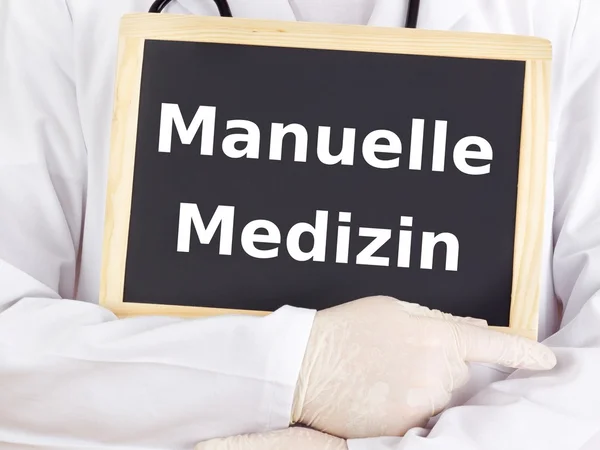 Doktor bilgileri gösterir: Manuel tıp — Stok fotoğraf