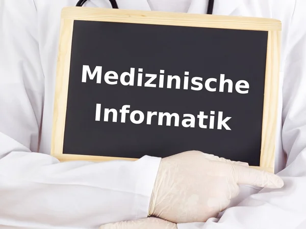 Arzt zeigt Informationen: Gesundheitsinformatik — Stockfoto