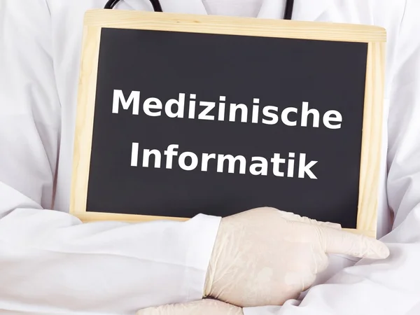 Doctor ukazuje informace: lékařská informatika — Stock fotografie