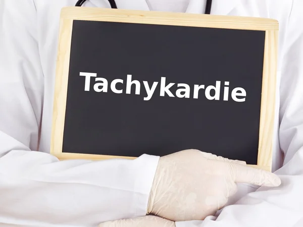 Le médecin montre des informations sur le tableau noir : tachycardie — Photo