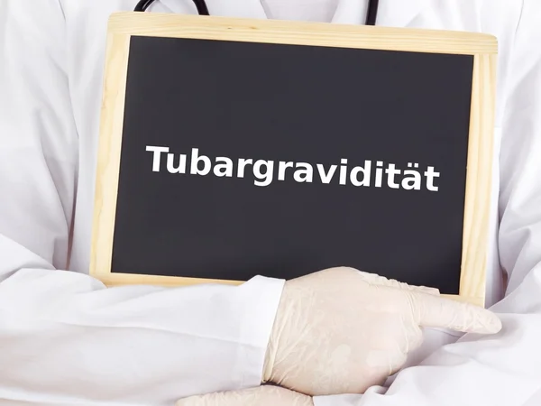 Läkare visar information: utomkvedshavandeskap — Stockfoto