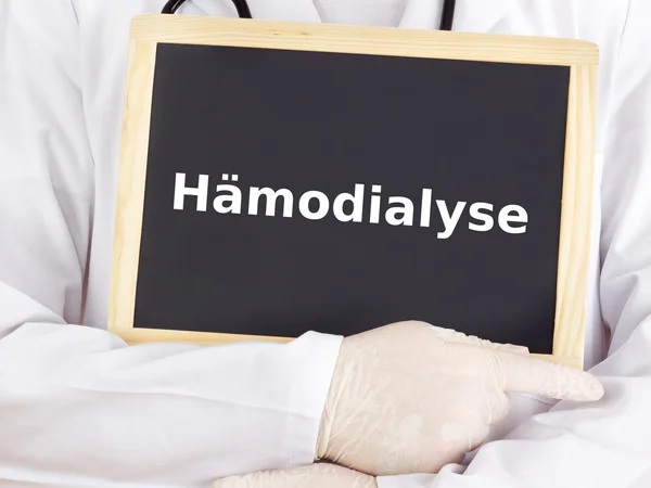 Arzt zeigt Informationen auf Tafel: Hämodialyse — Stockfoto