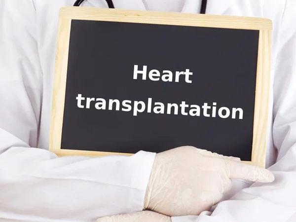 Le médecin montre des informations : transplantation cardiaque — Photo