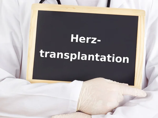 Arzt zeigt Informationen: Herztransplantation — Stockfoto