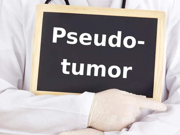 Arzt zeigt Informationen auf Tafel: Pseudotumor — Stockfoto