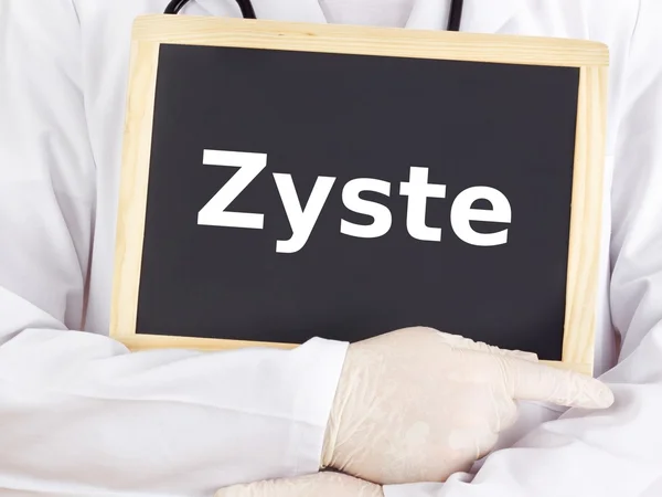 Lékaři jsou zobrazeny informace o tabuli: cysta — Stock fotografie