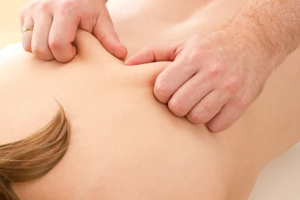 Mulher relaxada recebendo massagem nas costas — Fotografia de Stock