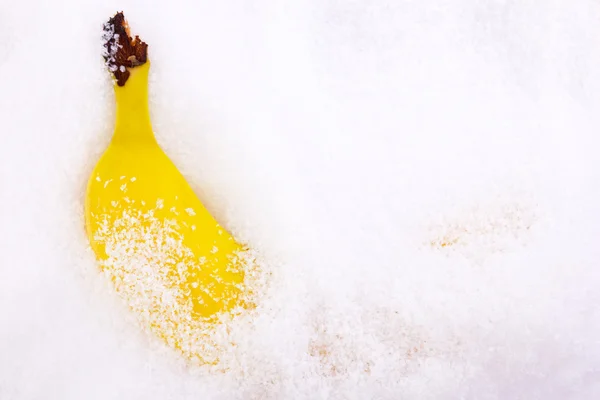 Банан в снегу — стоковое фото