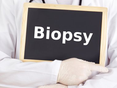 Doktor tahtaya bilgileri gösterir: biyopsi