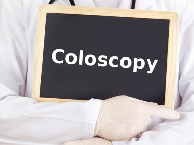 Doktor tahtaya bilgileri gösterir: coloscopy