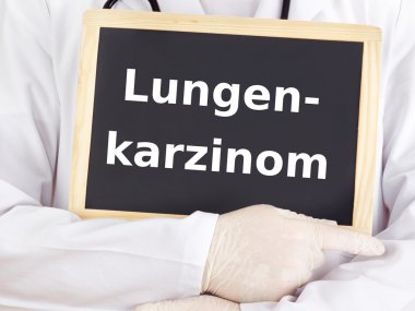 Doktor tahtaya bilgileri gösterir: akciğer kanseri