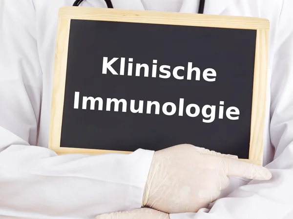 Lekarz pokazuje informacje o tablicy: immunologii klinicznej — Zdjęcie stockowe