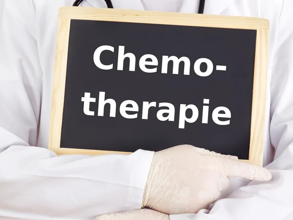 Doutor mostra informações: quimioterapia — Fotografia de Stock