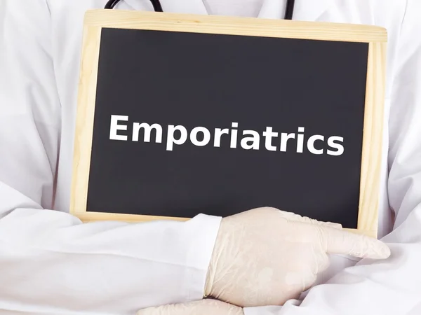 Médico mostra informações sobre quadro-negro: emporiatria — Fotografia de Stock
