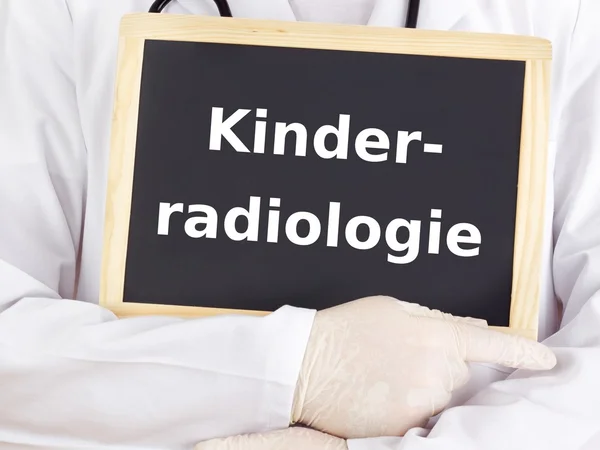 Doctor ukazuje informace: pediatrické radiologie — Stock fotografie