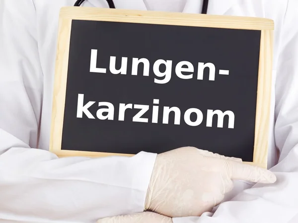 Arzt zeigt Informationen auf Tafel: Lungenkrebs — Stockfoto