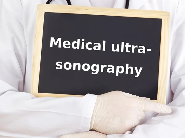 Lekarz pokazuje informacje: Ultrasonografia — Zdjęcie stockowe