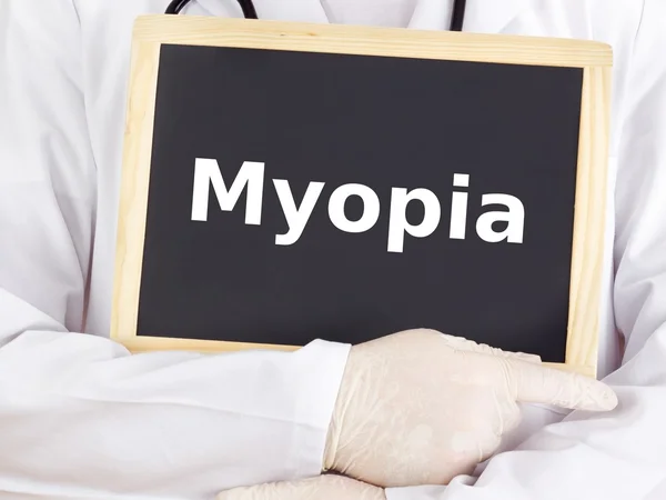 Le médecin montre des informations sur le tableau noir : myopie — Photo