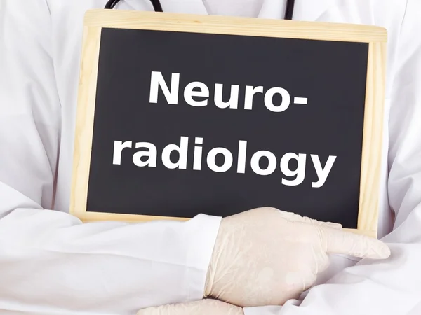 Arzt zeigt Informationen auf Tafel: Neuroradiologie — Stockfoto