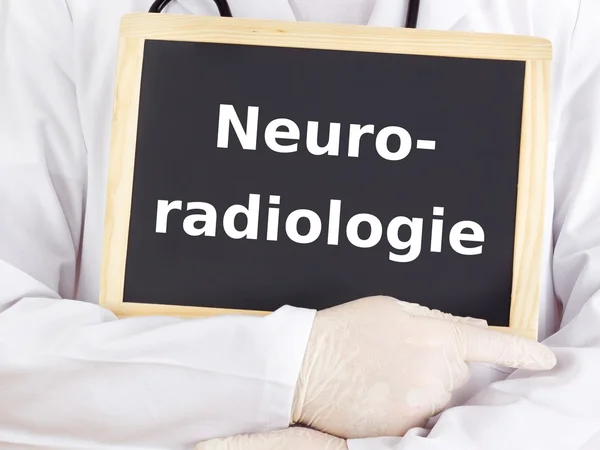 Läkare visar information om blackboard: neuroradiologi — Stockfoto