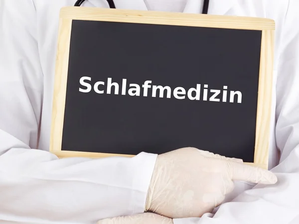 Arzt zeigt Informationen auf Tafel: Schlafmedizin — Stockfoto