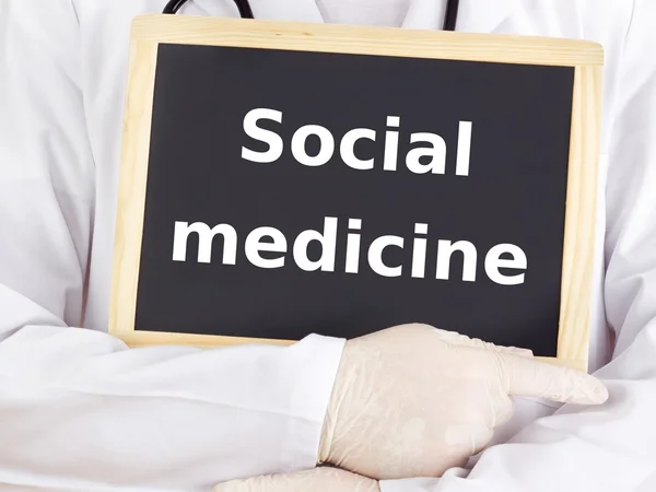 Läkare visar information om blackboard: socialmedicin — Stockfoto