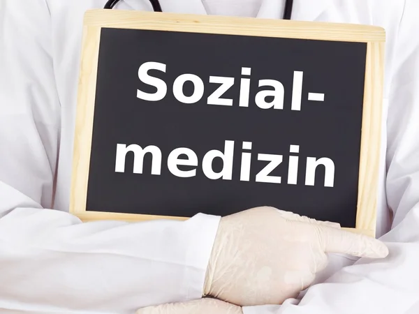 Medico mostra informazioni sulla lavagna: medicina sociale — Foto Stock