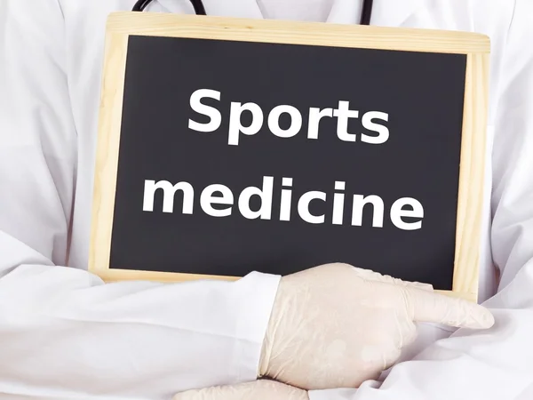 Arzt zeigt Informationen auf Tafel: Sportmedizin — Stockfoto
