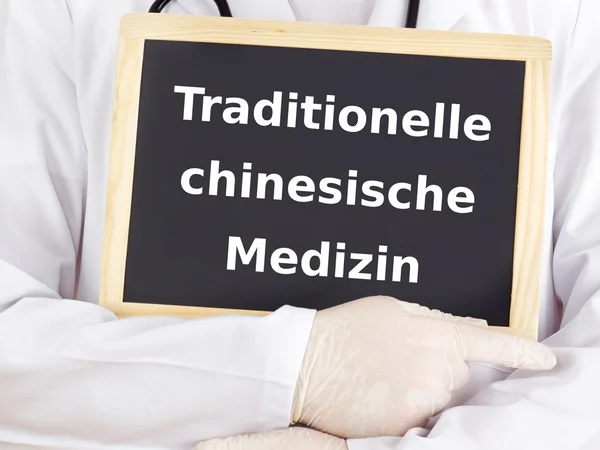 Legen viser informasjon: tradisjonell kinesisk medisin – stockfoto