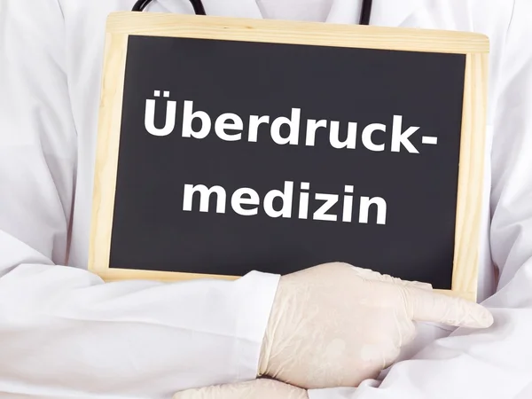 Doctor ukazuje informace: hyperbarická medicína — Stock fotografie