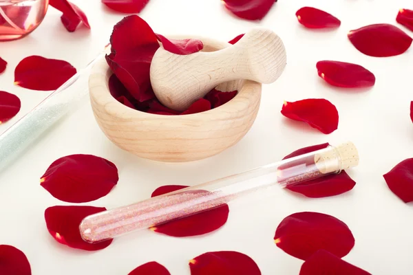 Rose petals with mortar — Stock Photo, Image