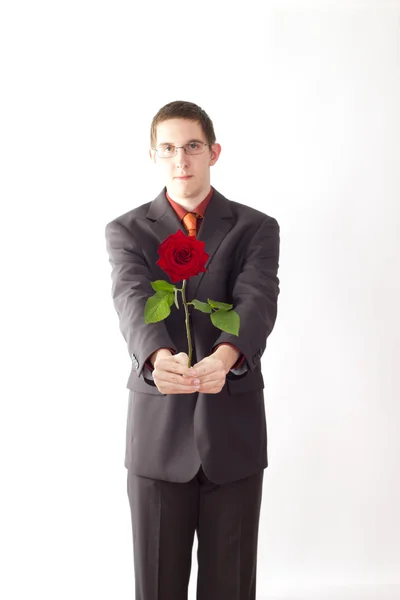 Jeune homme avec une rose — Photo