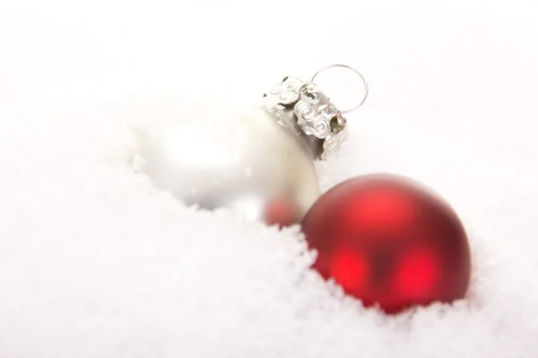 Weihnachtsbaumkugeln im Schnee — Stockfoto