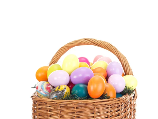 Uova di Pasqua in un cesto — Foto Stock