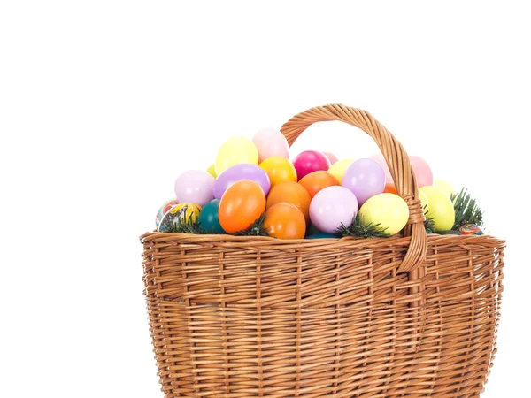 Uova di Pasqua in un cesto — Foto Stock