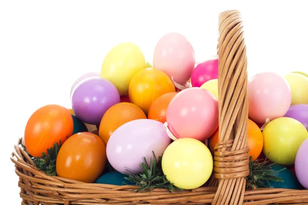 Uova di Pasqua in un cesto — Foto Stock