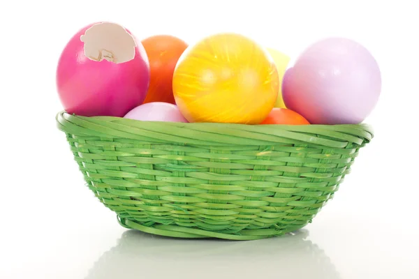 Œufs de Pâques dans un panier — Photo