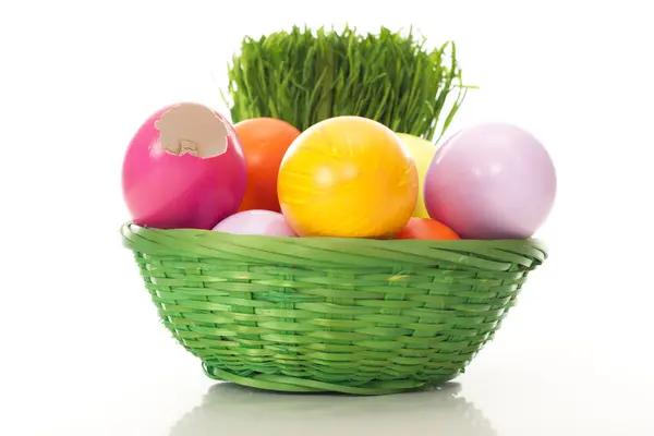 Huevos de Pascua en una cesta —  Fotos de Stock