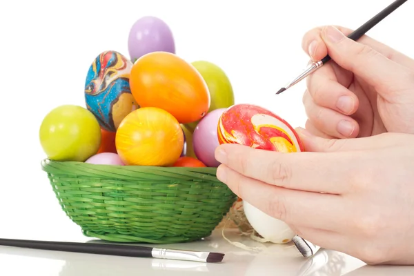 Persona che dipinge uova di Pasqua — Foto Stock
