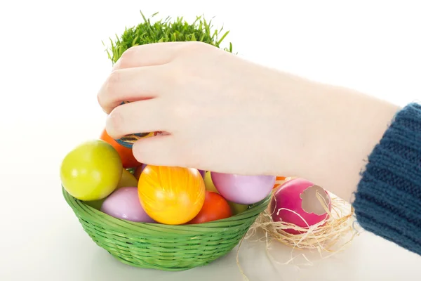 Uova di Pasqua in un cesto — Foto Stock