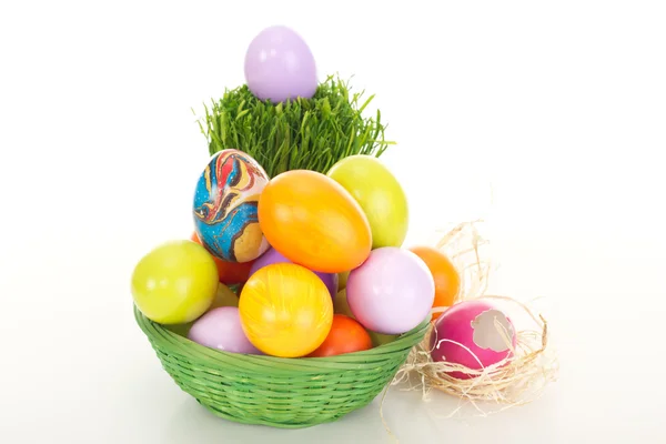 Huevos de Pascua en una cesta —  Fotos de Stock