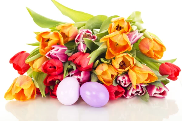 Куча тюльпанов с пасхальными яйцами — стоковое фото