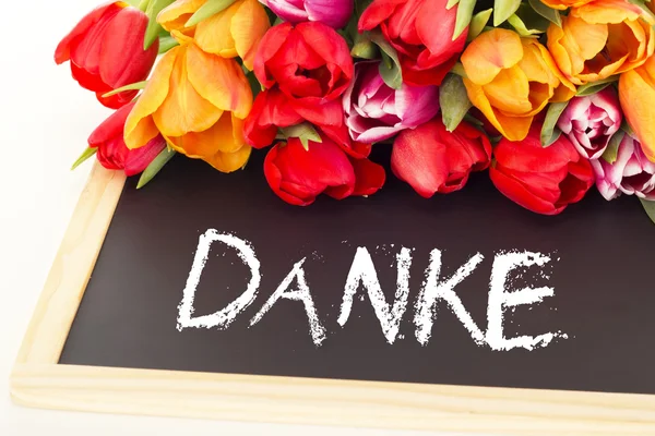 Bos van tulpen met schoolbord: Bedankt — Stockfoto