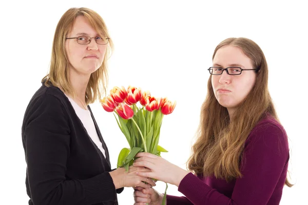 Vrouwen ruzie over tulpen — Stockfoto
