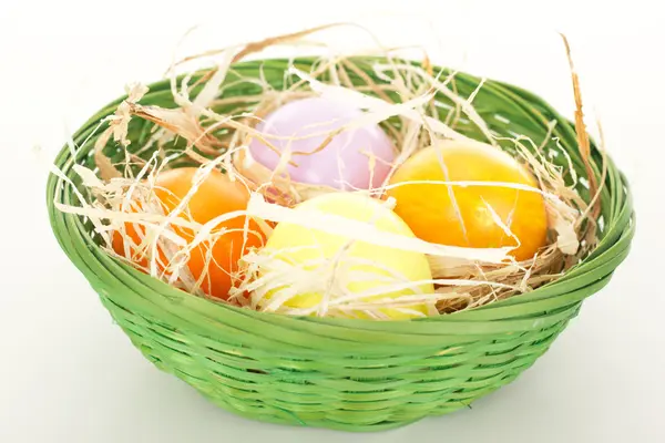Πασχαλινά αυγά σε καλάθι — Φωτογραφία Αρχείου